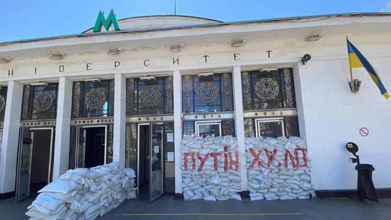 An einer Metrostation in Kiew sollen Sandsäcke die Gebäude schütze - mit der Parole "Putin chuilo" (etwa: "Putin ist ein Schwanzgesicht").