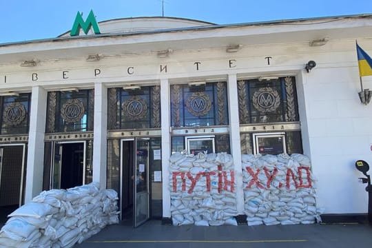 An einer Metrostation in Kiew sollen Sandsäcke die Gebäude schütze - mit der Parole "Putin chuilo" (etwa: "Putin ist ein Schwanzgesicht").