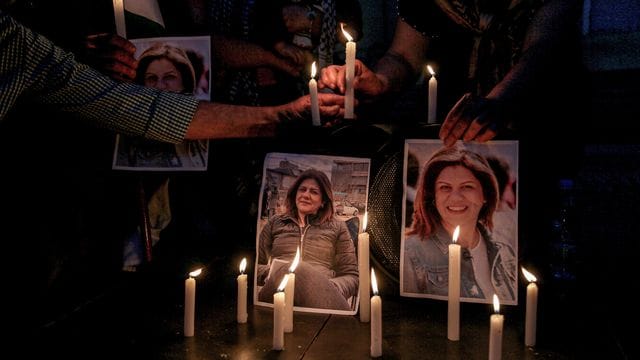 Im Libanon wird eine Mahnwache für die getötete Al-Dschasira-Journalistin Schirin Abu Akle gehalten (Archivbild). Im Libanon wird eine Mahnwache für die getötete Al-Dschasira-Journalistin Schirin Abu Akle gehalten (Archivbild).