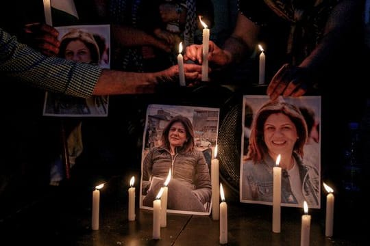 Im Libanon wird eine Mahnwache für die getötete Al-Dschasira-Journalistin Schirin Abu Akle gehalten (Archivbild).