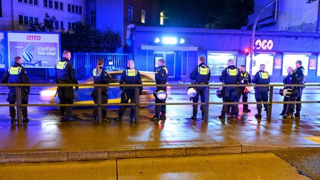 Bereitschaftspolizisten am Einsatzort vor einem Hamburger Musikclub. Bereitschaftspolizisten am Einsatzort vor einem Hamburger Musikclub.