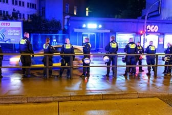 Bereitschaftspolizisten am Einsatzort vor einem Hamburger Musikclub.