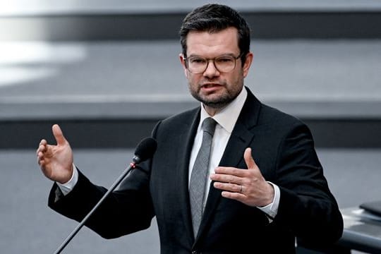 Justizminister Buschmann warnt bezüglich neuer Corona-Maßnahmen im Herbst vor vorschnellen Entscheidungen.