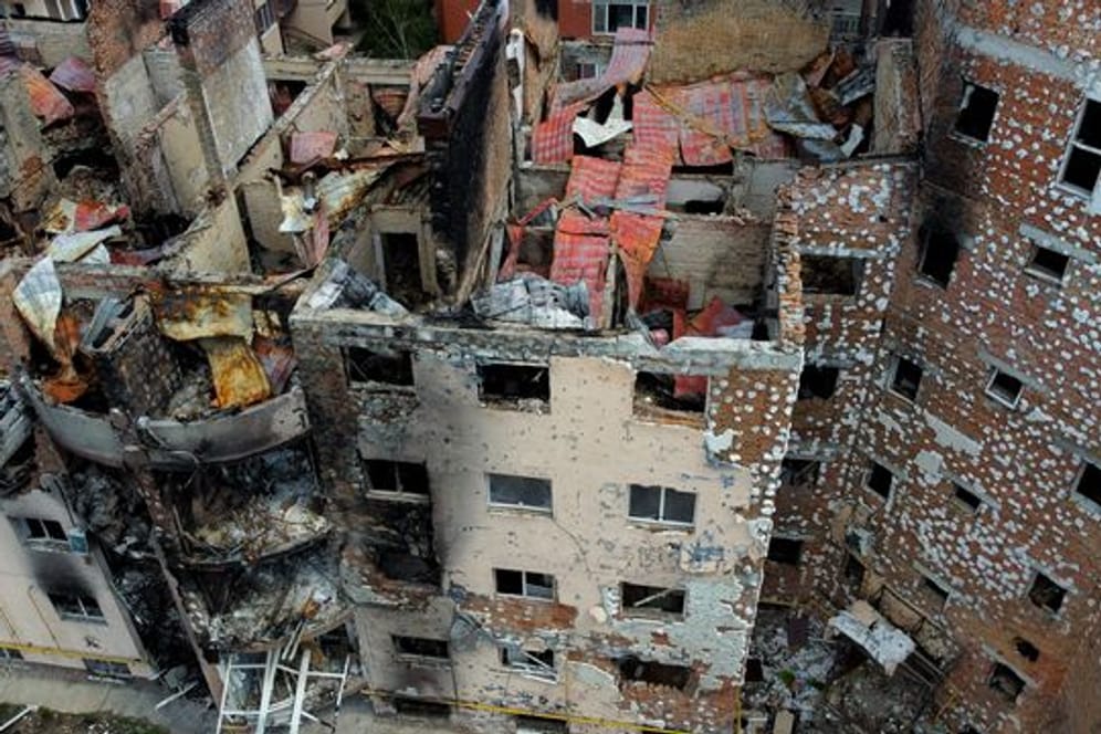 Blick auf Gebäude in Irpin, die durch russischen Beschuss zerstört wurden.