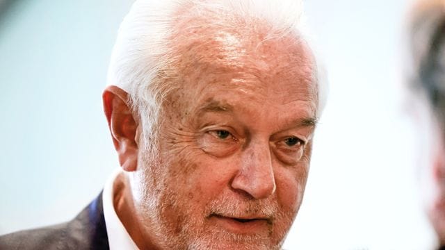 Wolfgang Kubicki und die FDP wollen neue Corona-Maßnahmen nur unter bestimmten Bedingungen mittragen. Wolfgang Kubicki und die FDP wollen neue Corona-Maßnahmen nur unter bestimmten Bedingungen mittragen.