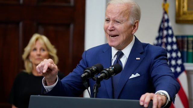 Die Regierung von US-Präsident Biden erwägt einem Bericht zufolge die Lieferung von Langstrecken-Raketensystemen in die Ukraine.