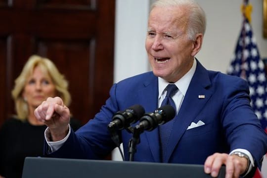 Die Regierung von US-Präsident Biden erwägt einem Bericht zufolge die Lieferung von Langstrecken-Raketensystemen in die Ukraine.