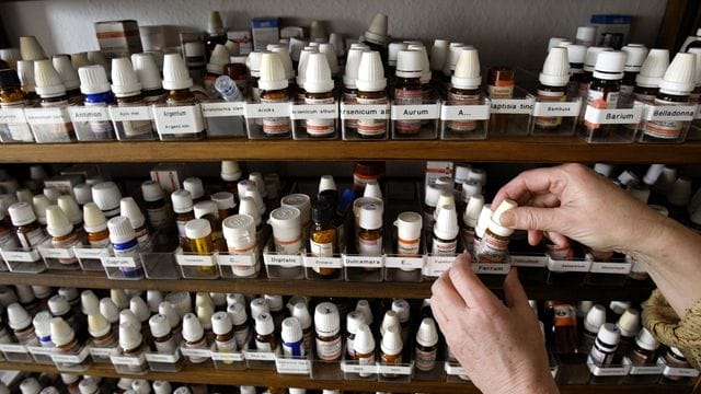 Homöopathische Arzneimittel sollen den Körper dazu bringen, sich selbst zu heilen. Homöopathische Arzneimittel sollen den Körper dazu bringen, sich selbst zu heilen.