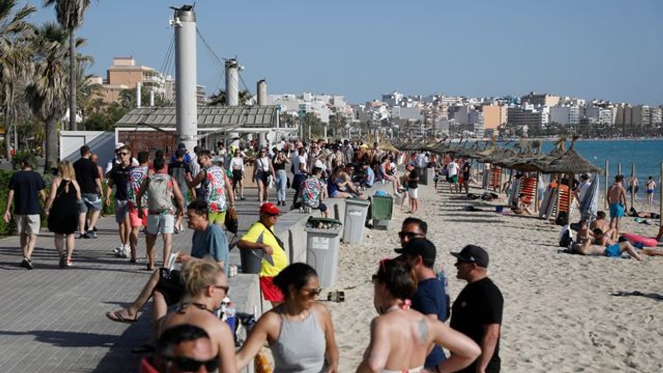 Touristen am Strand von Mallorca: Auf der Insel sind zwei Deutsche wegen des Vorwurfs der Vergewaltigung festgenommen worden (Symbolbild).