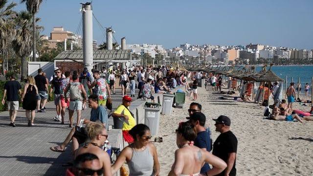 Touristen am Strand von Mallorca: Auf der Insel sind zwei Deutsche wegen des Vorwurfs der Vergewaltigung festgenommen worden (Symbolbild). Touristen am Strand von Mallorca: Auf der Insel sind zwei Deutsche wegen des Vorwurfs der Vergewaltigung festgenommen worden (Symbolbild).