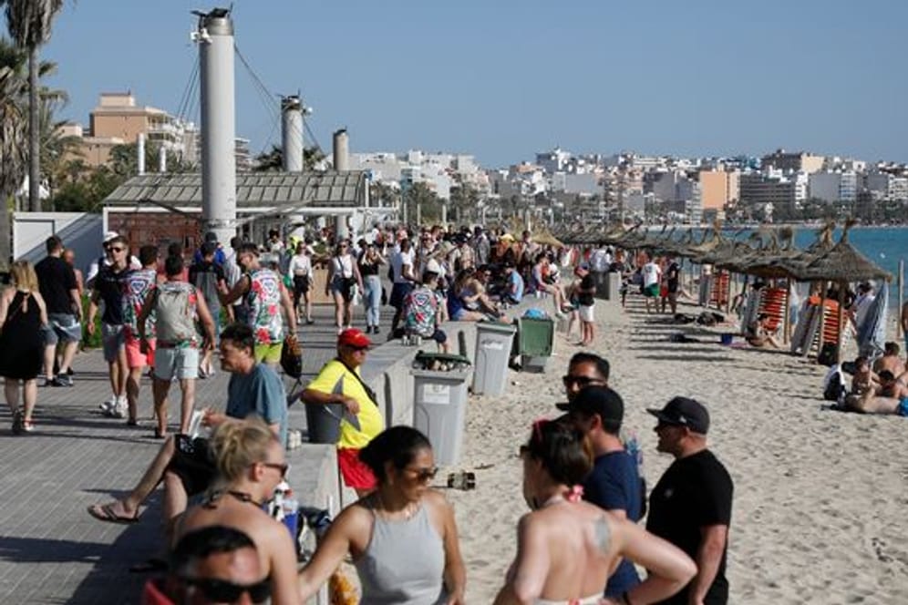 Touristen am Strand von Mallorca: Auf der Insel sind zwei Deutsche wegen des Vorwurfs der Vergewaltigung festgenommen worden (Symbolbild).