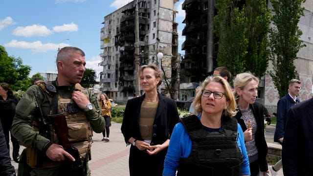 Entwicklungsministerin Svenja Schulze besucht bei ihrer Reise in die Ukraine den Kiewer Vorort Borodjanka.