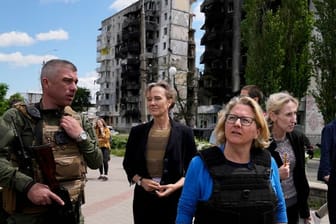 Entwicklungsministerin Svenja Schulze besucht bei ihrer Reise in die Ukraine den Kiewer Vorort Borodjanka.