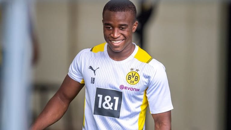 Durfte sich über ein VfB-Trikot freuen: Dortmunds Youngster Youssoufa Moukoko.