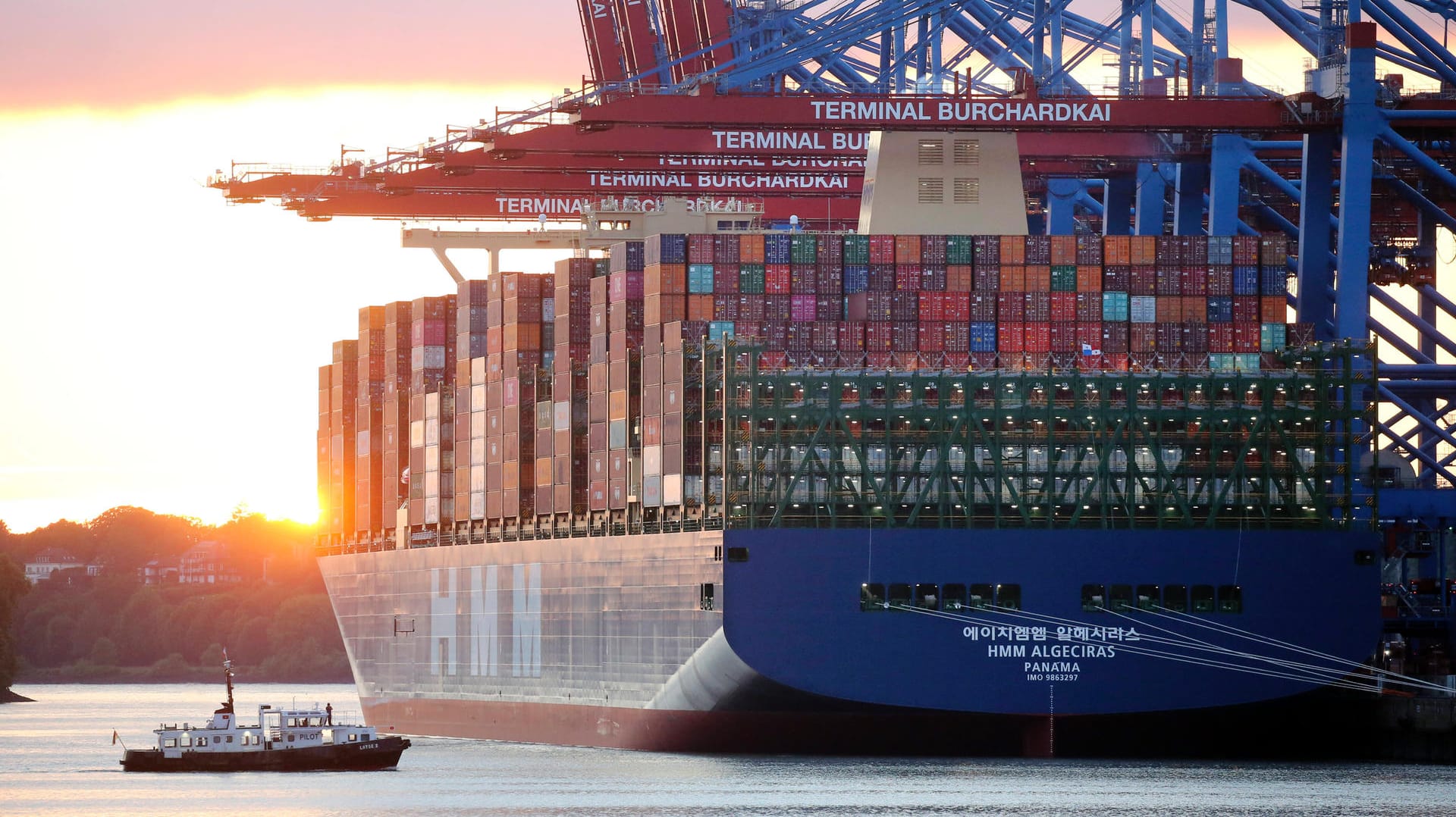 Containerriese im Hamburger Hafen: Damit die immer größer werdenden Schiffe den Hafen auch weiterhin anlaufen können, wurde bereits mehrfach die Elbe vertieft.