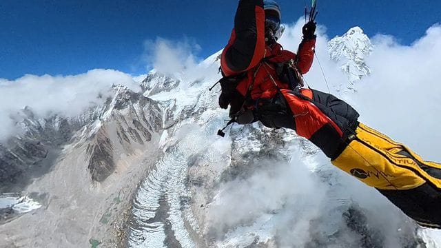 Pierre Carter ist mit einem Gleitschirm vom Mount Everest abgehoben. Pierre Carter ist mit einem Gleitschirm vom Mount Everest abgehoben.