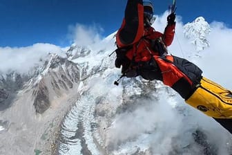 Pierre Carter ist mit einem Gleitschirm vom Mount Everest abgehoben.