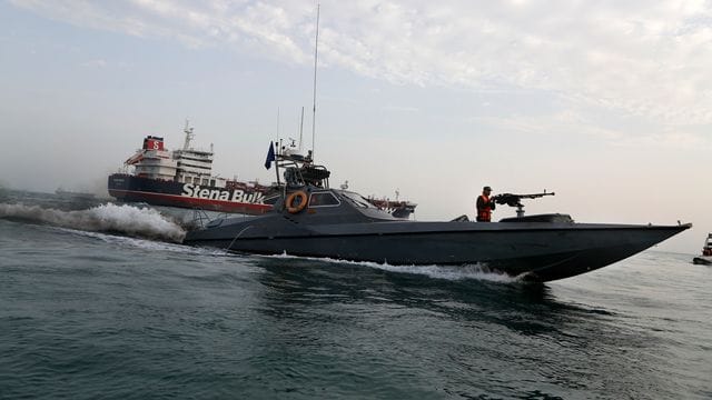 Ein Schnellboot der iranischen Revolutionsgarden im Jahr 2019 vor einem Tankschiff im Persischen Golf (Symbolbild).