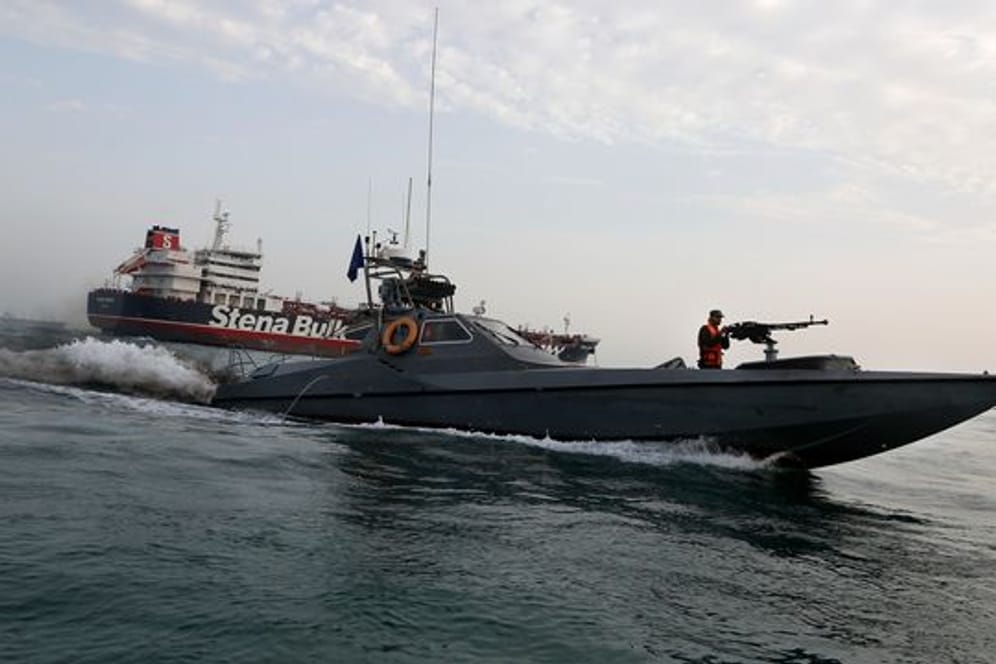 Ein Schnellboot der iranischen Revolutionsgarden im Jahr 2019 vor einem Tankschiff im Persischen Golf (Symbolbild).