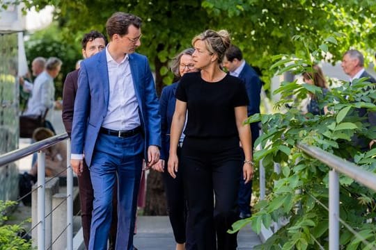 Bislang haben CDU und Grüne noch nie in NRW gemeinsam regiert: Hendrik Wüst (l.