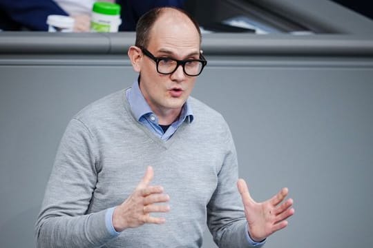 Ab Herbst wieder Maskenpflicht? Für Grünen-Politiker Janosch Dahmen ist das nicht ausgeschlossen.