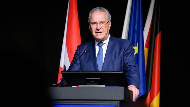 Bayerns Innenminister Joachim Herrmann will mit einem Aktionsplan gegen Desinformation vorgehen. Bayerns Innenminister Joachim Herrmann will mit einem Aktionsplan gegen Desinformation vorgehen.