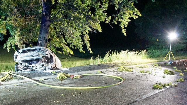 Bei einem Unfall im Enzkreis sind in der Nacht zu Samstag zwei Menschen in einem Auto tödlich verunglückt. Bei einem Unfall im Enzkreis sind in der Nacht zu Samstag zwei Menschen in einem Auto tödlich verunglückt.