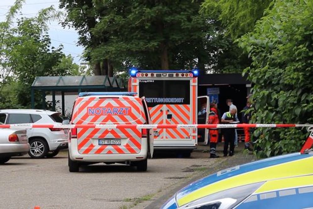 Notarzt und Polizei im Einsatz: Bei einem Angriff mit einem Messer ist ein 55-Jähriger in Lienen (Kreis Steinfurt) am Mittwoch getötet worden.