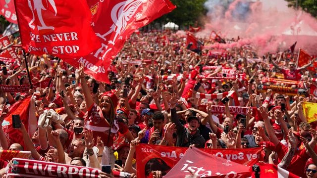 Tausende Liverpool-Anhänger feiern in einer Fanzone in Paris.