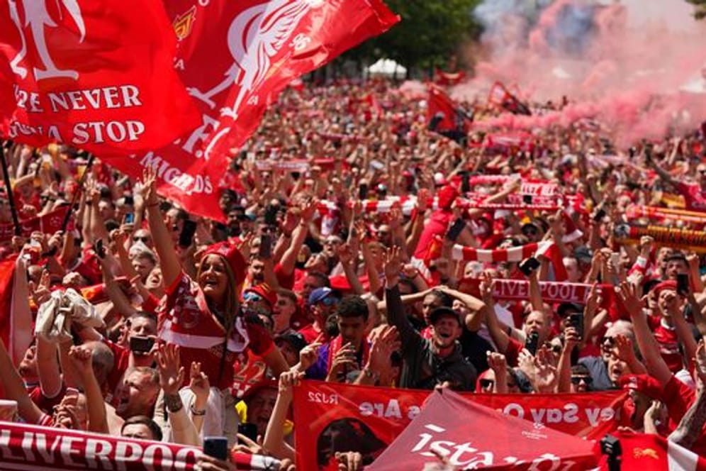 Tausende Liverpool-Anhänger feiern in einer Fanzone in Paris.