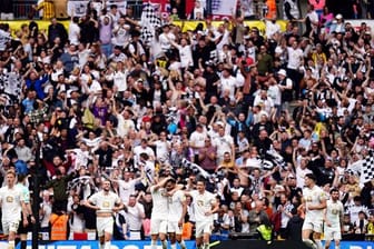 Port Vale ist in die dritte englische Liga aufgestiegen. Port Vale ist in die dritte englische Liga aufgestiegen.
