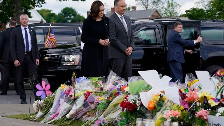 Kamala Harris und ihr Ehemann Doug Emhoff besuchen eine Gedenkstätte in der Nähe des Ortes, an dem eine rassistisch motivierte Attacke auf einen Supermarkt von Buffalo stattfand.