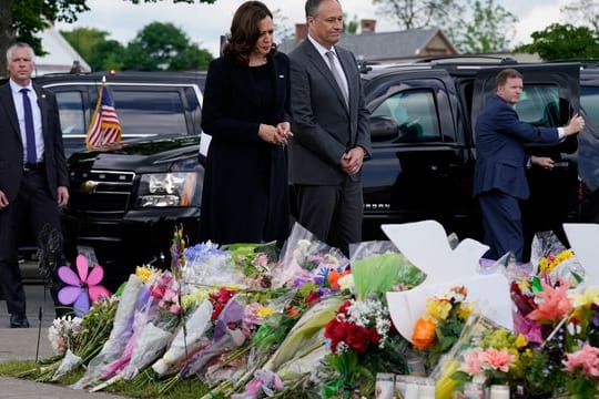 Kamala Harris und ihr Ehemann Doug Emhoff besuchen eine Gedenkstätte in der Nähe des Ortes, an dem eine rassistisch motivierte Attacke auf einen Supermarkt von Buffalo stattfand.