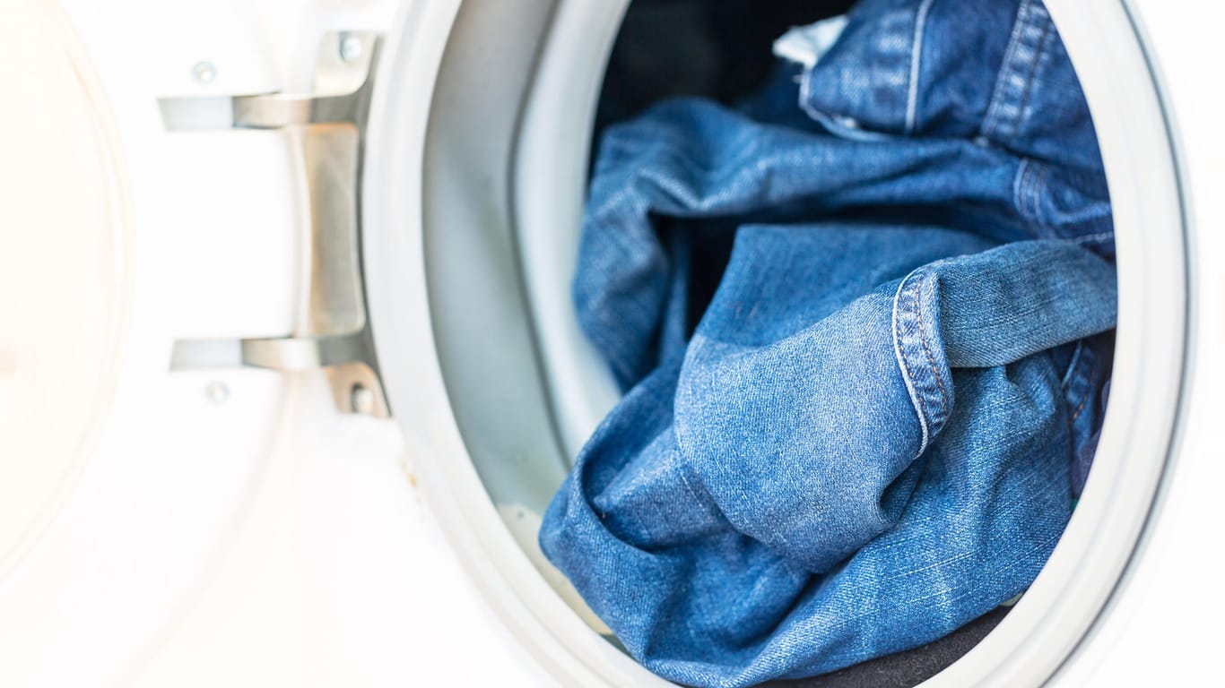 Textilpflege: Nach dem Waschen sollte die Jeans an der Luft getrocknet werden.