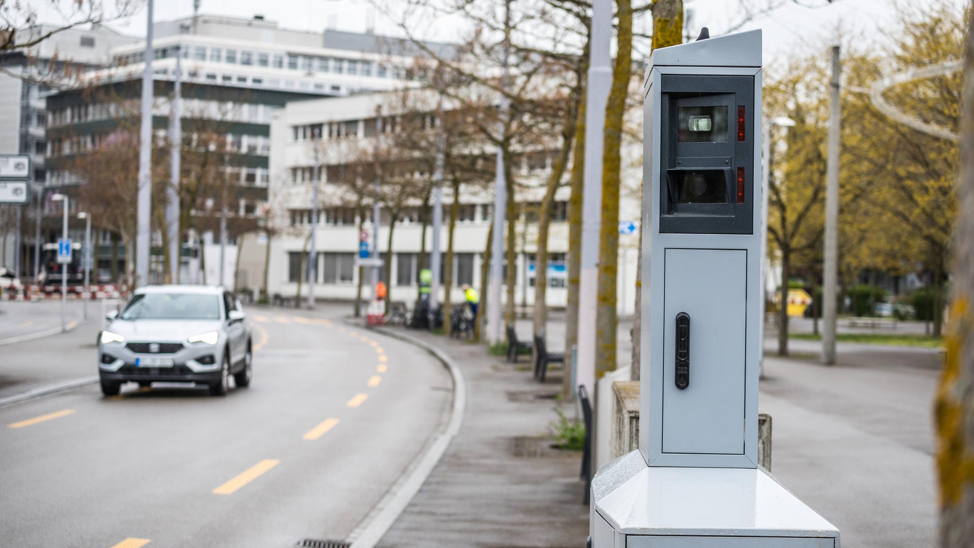 Blitzer in 30er-Zone: Bei einer Tempolimit-Überschreitung in der 30er-Zone muss man mit mindestens 30 € Bußgeld rechnen.