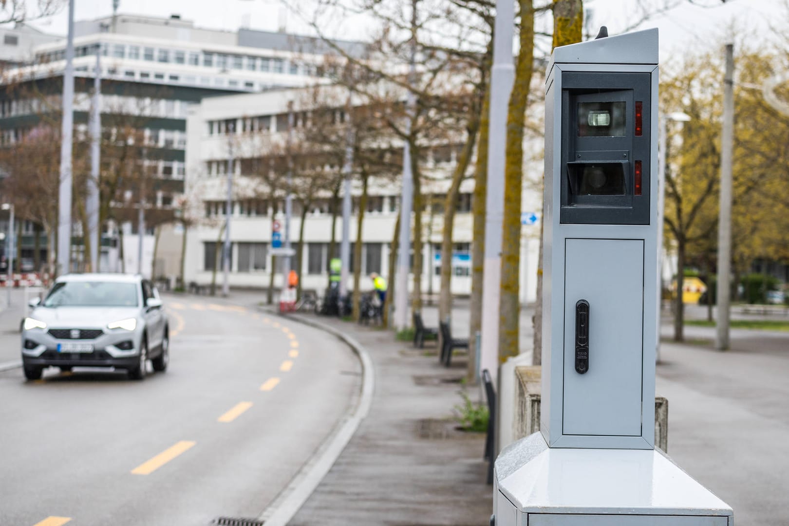 Blitzer in 30er-Zone: Bei einer Tempolimit-Überschreitung in der 30er-Zone muss man mit mindestens 30 € Bußgeld rechnen.