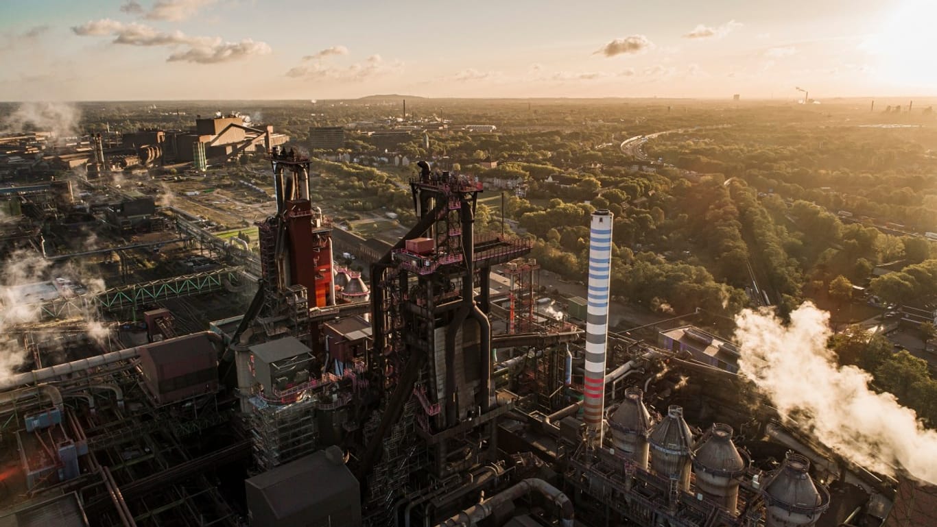 Schon seit November 2019 bläst Thyssenkrupp als weltweit erstes Unternehmen Wasserstoff in einen laufenden Hochofen, um einen Teil des Kohlenstaubs zu ersetzen. Der Bund fördert das Projekt mit 37 Millionen Euro.