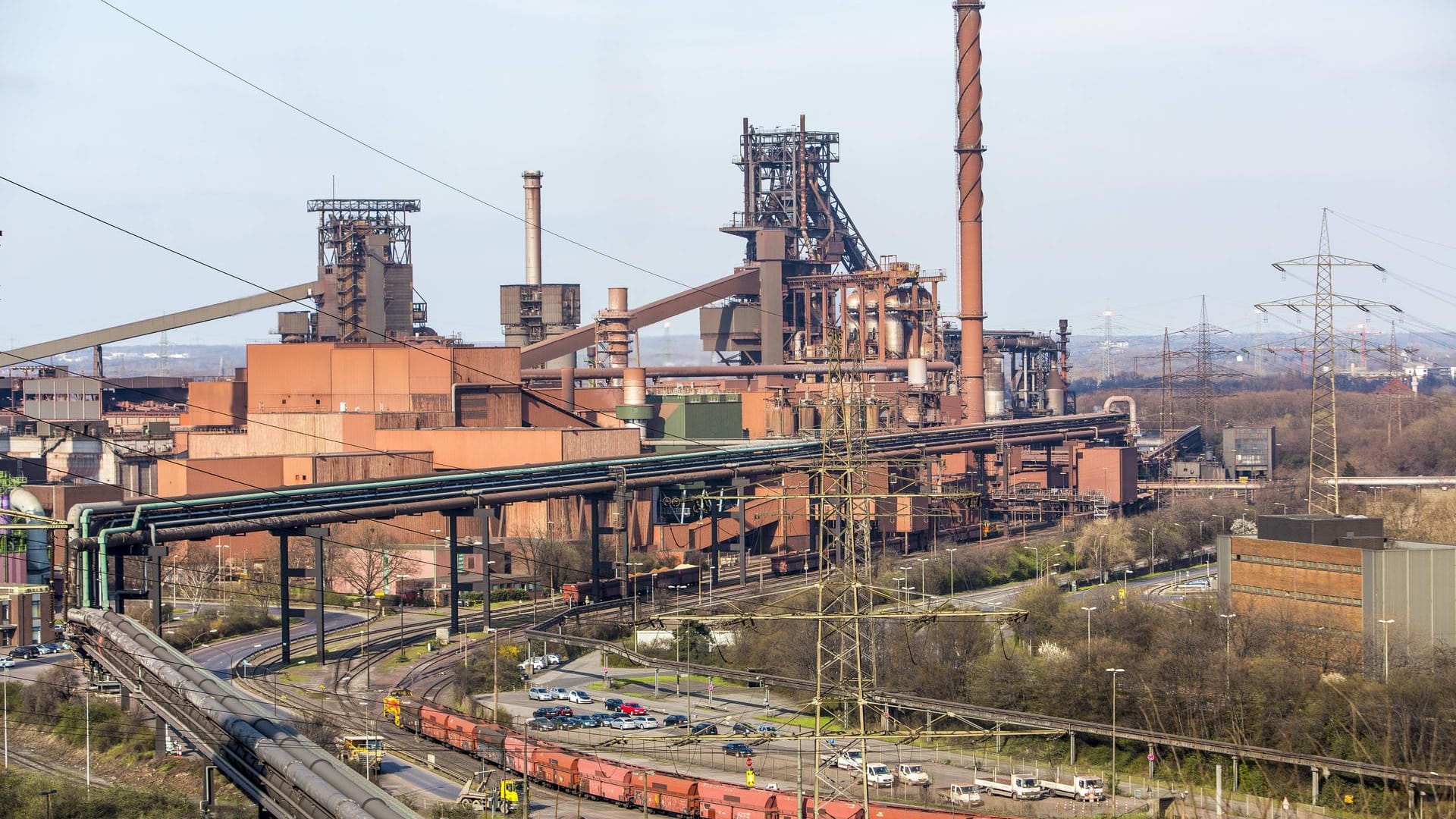 Blick auf die Hochöfen Schwelgern 1 (rechts), auch Schwarzer Riese genannt, und 2: Das Stahlwerk in Duisburg-Bruckhausen ist eine Stadt in der Stadt – mit eigenem Hafen, Straßen- und Schienennetz.