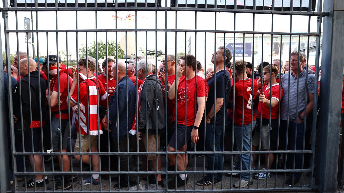 Liverpool-Anhänger warteten vor den Stadiontoren: Die UEFA hat sich nun geäußert.