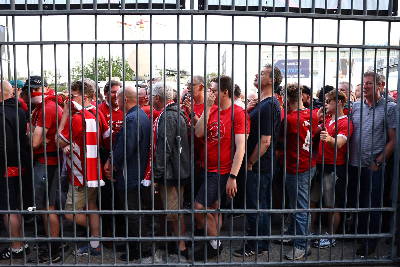 Liverpool-Anhänger warteten vor den Stadiontoren: Die UEFA hat sich nun geäußert.