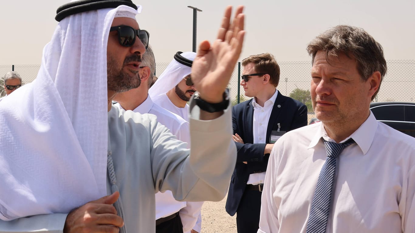 Wirtschaftsminister Robert Habeck ließ sich bei Abu Dhabi die geplante Öko-Modellstadt Masdar City zeigen. Die Arabischen Emirate setzen stark auf Solarenergie und wollen ein "Global Player" in Sachen grüner Wasserstoff werden.