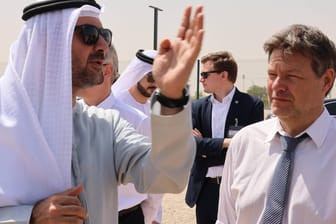 Wirtschaftsminister Robert Habeck ließ sich bei Abu Dhabi die geplante Öko-Modellstadt Masdar City zeigen. Die Arabischen Emirate setzen stark auf Solarenergie und wollen ein "Global Player" in Sachen grüner Wasserstoff werden.