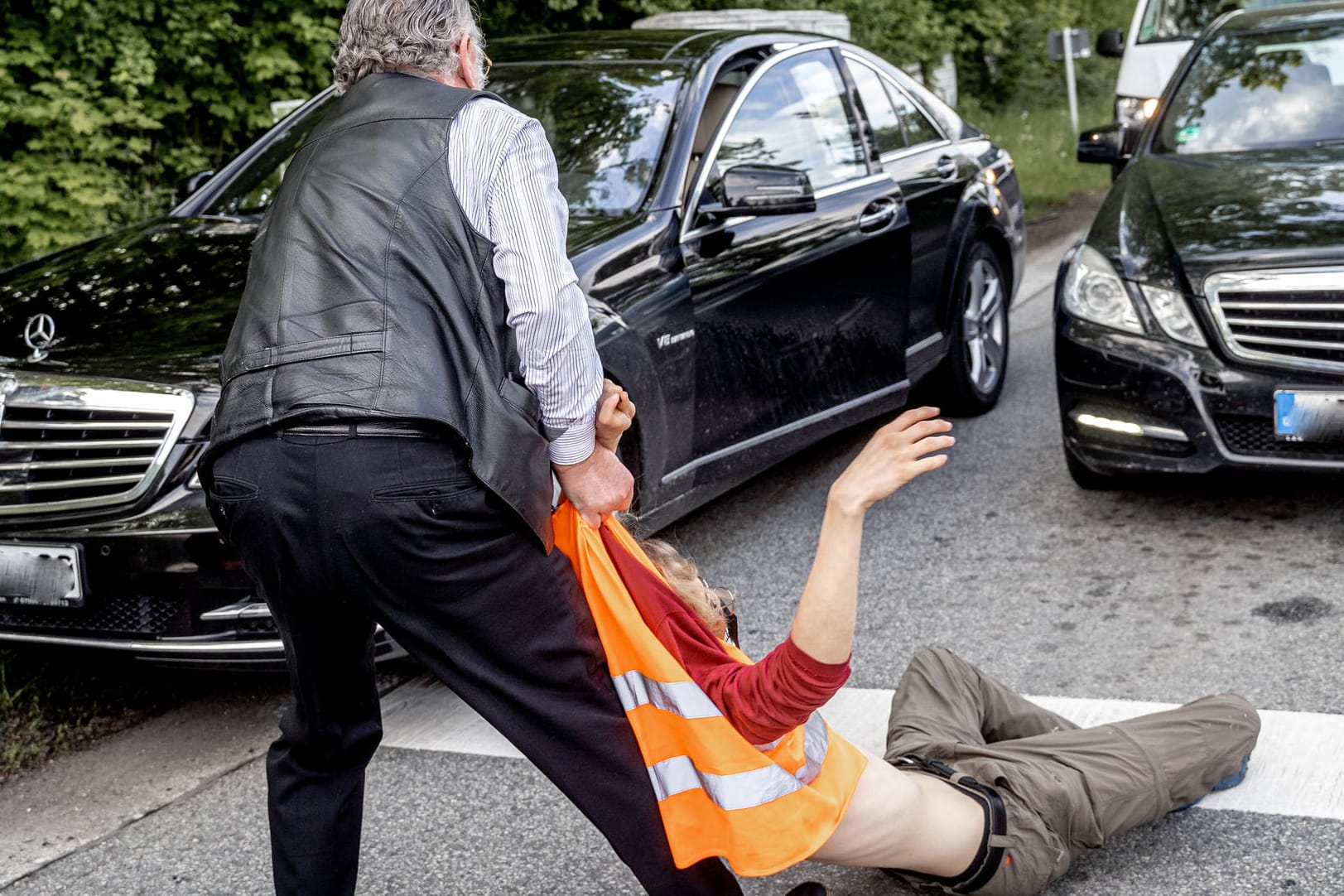 Der Fahrer eines Mercedes zerrt einen Aktivisten von der Straße: Die Reaktion auf den Protest der Gruppe "Aufstand der letzten Generation" ist häufig übergriffig, teils gewalttätig. Anfang des Jahres schlug ein Autofahrer einer Aktivistin seine Faust ins Gesicht.