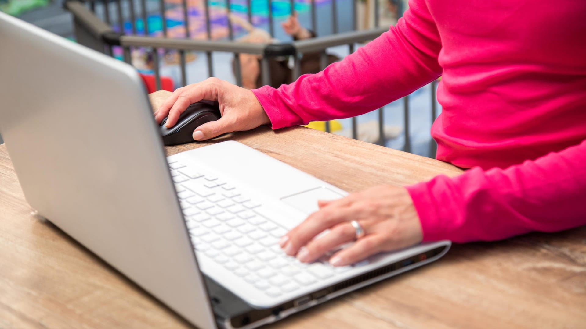 Frau arbeitet am Laptop (Symbolbild): Je nach Lebenslage sind unterschiedliche Steuerklassen sinnvoll – für Alleinerziehende etwa die Steuerklasse 2.