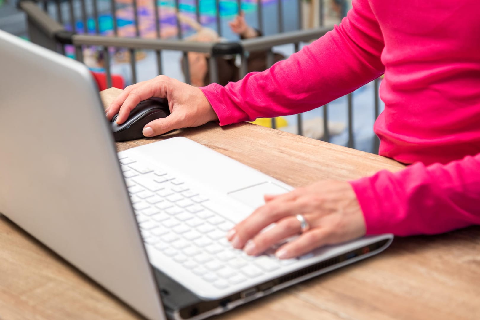 Frau arbeitet am Laptop (Symbolbild): Je nach Lebenslage sind unterschiedliche Steuerklassen sinnvoll – für Alleinerziehende etwa die Steuerklasse 2. Frau arbeitet am Laptop (Symbolbild): Je nach Lebenslage sind unterschiedliche Steuerklassen sinnvoll – für Alleinerziehende etwa die Steuerklasse 2.