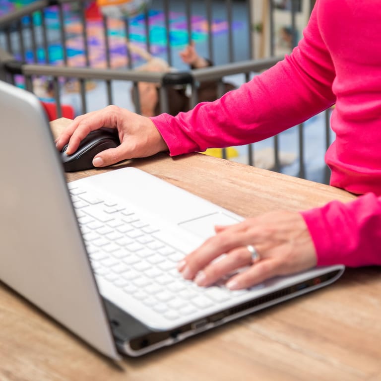 Frau arbeitet am Laptop (Symbolbild): Je nach Lebenslage sind unterschiedliche Steuerklassen sinnvoll – für Alleinerziehende etwa die Steuerklasse 2.