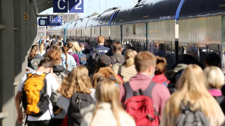 Am Bahnhof Westerland auf Sylt werden nun wohl noch mehr Reisende ankommen.
