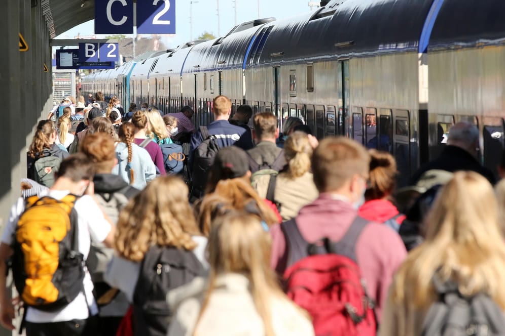 Am Bahnhof Westerland auf Sylt werden nun wohl noch mehr Reisende ankommen.