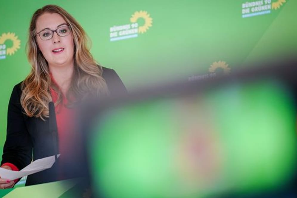 Grünen-Fraktionsvorsitzende Katharina Dröge spricht zu Medienvertretern in Berlin.