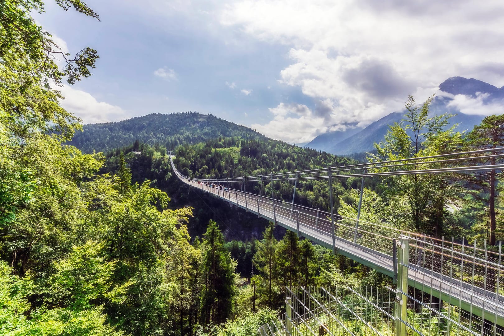 Die Hängebrücke "Highline179" in der Burgwelt Ehrenberg bei Reutte: Auf einem Parkplatz in der Nähe soll ein junger Mann seine Freundin erstochen haben.